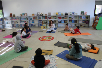 Ni&ntilde;os y ni&ntilde;as disfrutan de una divertida jornada de yoga y literatura