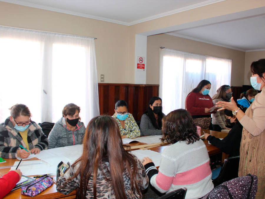 Una veintena de sanantoninas aprenden corte y confección en Casa de la Mujer