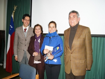 Aporte para viajar a competir a Brasil Entregan subvenci&oacute;n a joven Karateca